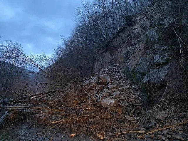 Свлачище затвори пътя София-Самоков
