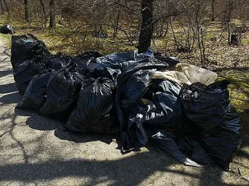 Общинари от Казанлък почистват край язовир "Копринка"