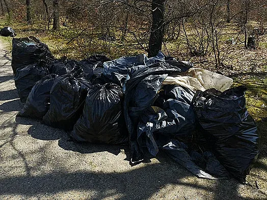 Общинари от Казанлък почистват край язовир "Копринка"