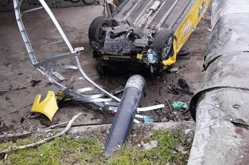 Такси падна в река. Ранен пътник