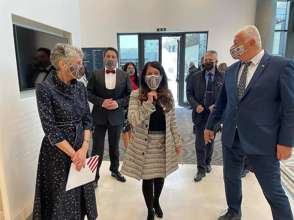 Херо Мустафа рецитира "Високи сини планини"