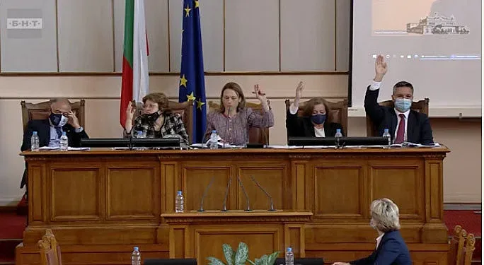 Гласуваха оставката на Борисов. Овации в залата