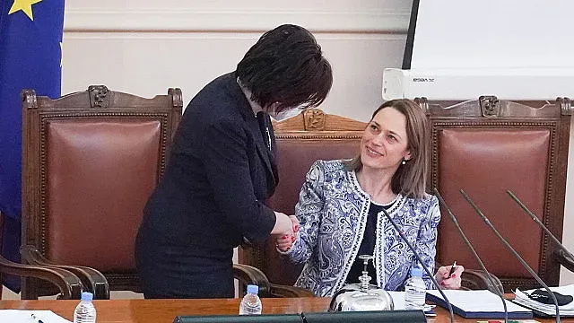 Коя е Ива Митева, председателят на парламента?