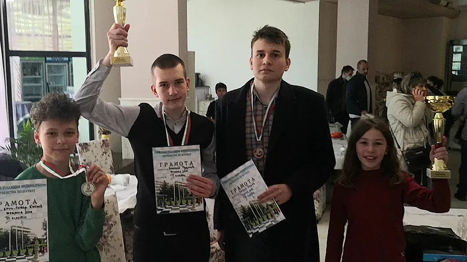 Старозагорски ученици станаха шампиони по  шахмат
