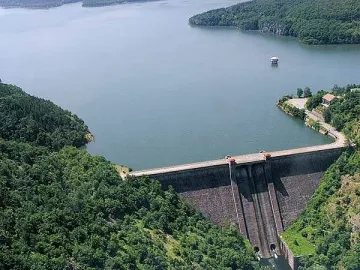 В очакване на дъждове, изпускат язовирите