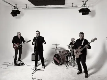 Остава с нова песен