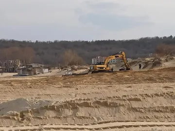 Какво копаят багерите на плажа в Созопол?