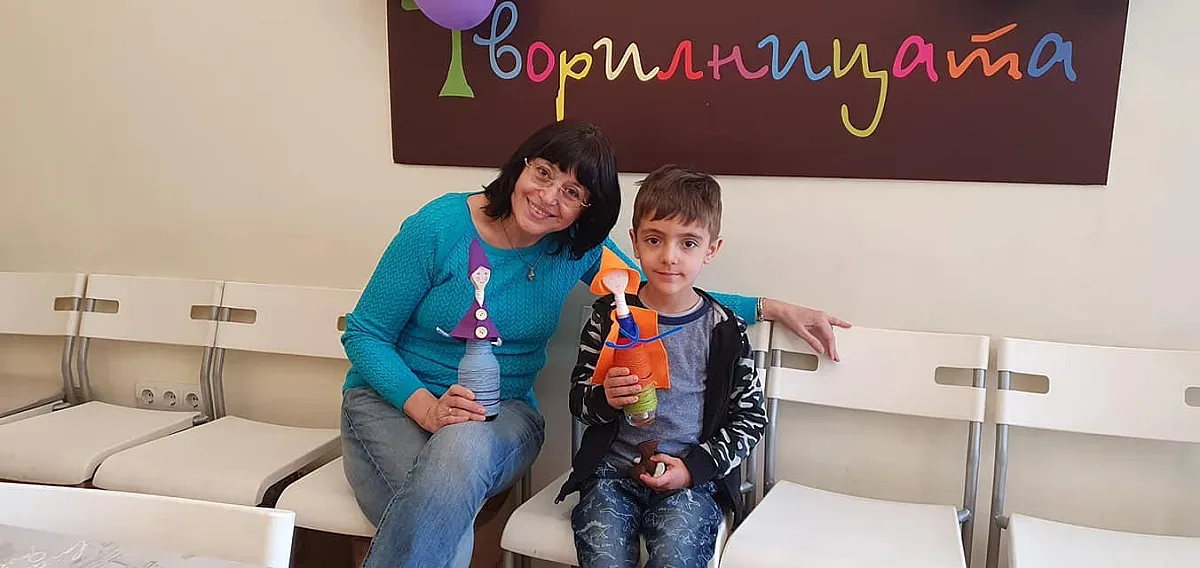 Деца рисуват ангели, които пазят от заразата