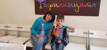 Деца рисуват ангели, които пазят от заразата