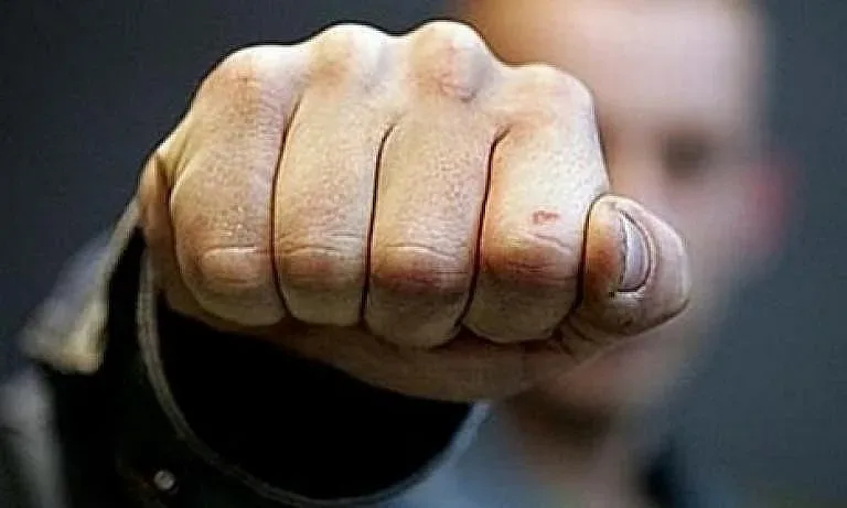 Зверство! Тийнейджър преби 23-годишен мъж