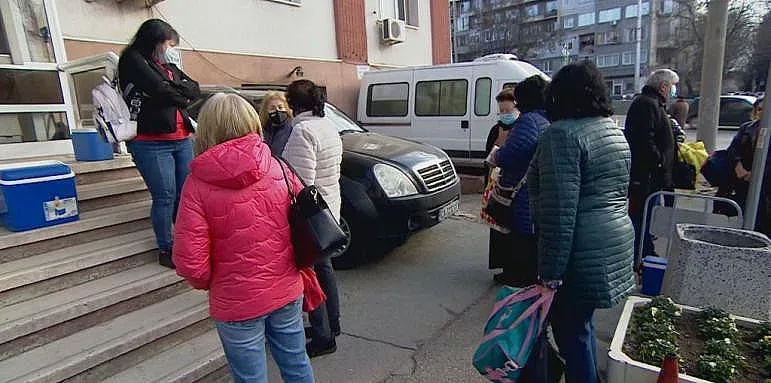 Джипита пак на опашки за ваксини