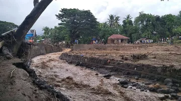 Наводнения взеха много жертви в Индонезия