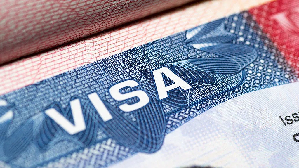 Нов удар от САЩ! Спират интервютата за студентски визи