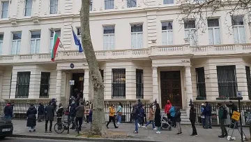 Опашки от гласуващи се образуваха в Лондон