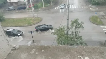Улици се превърнаха в реки. Страшна стихия в наш град