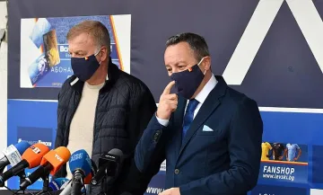 Левски обяви истината за болестта на треньора