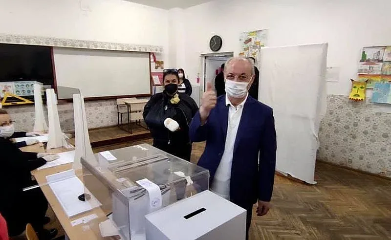 Ахмед Доган гласува със знака на победата /ВИДЕО/