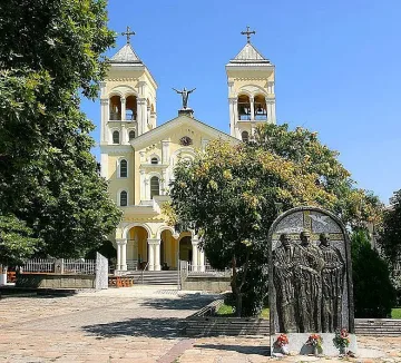 Католици и арменци празнуват и гласуват