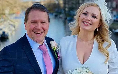 Веско Ешкенази предлага брак на плажа в Ница