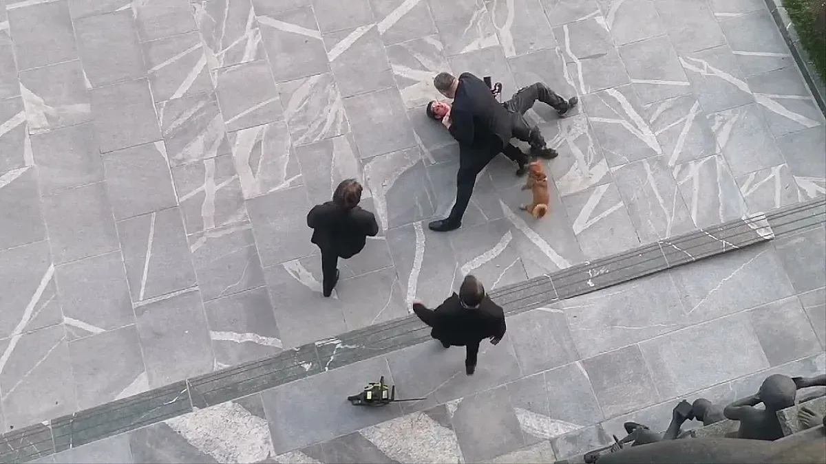 Мъж с моторна резачка излезе срещу мерките