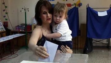 Гърция увеличава помощите, стимулира ражданията