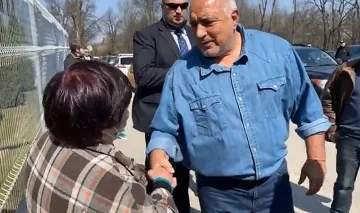 Борисов закара с джипката жена до болница