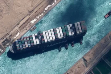 Петролът рязко падна, Суецкият канал се раздвижи