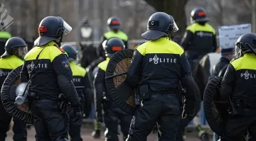 Водни оръдия гонят протестиращи в Амстердам