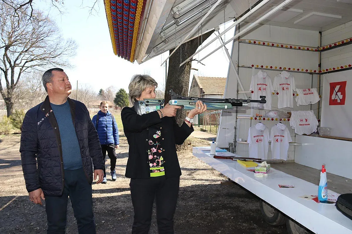 Весела Лечева стреля с олимпийската си пушка в Павликени