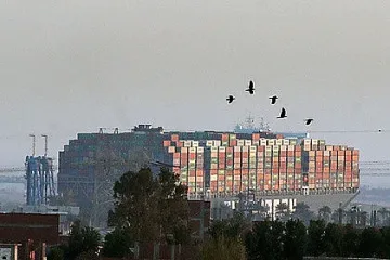 US военни вадят кораба, заприщил Суецкия канал