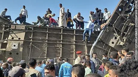 32 загинаха при влакова кастрофа