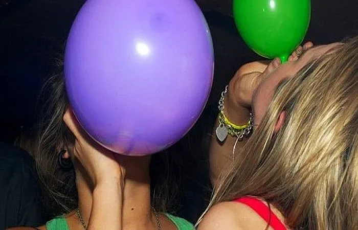 Деца си купуват свободно райски газ