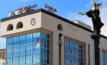 Булбанк дава 30 дни платено бащинство на служителите