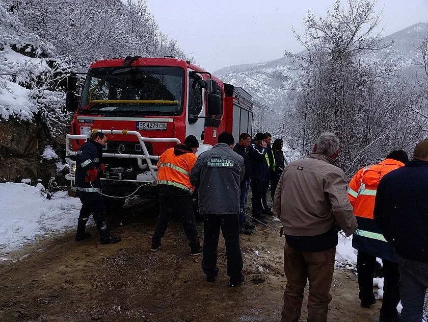 Багер лети към дере, работникът скача