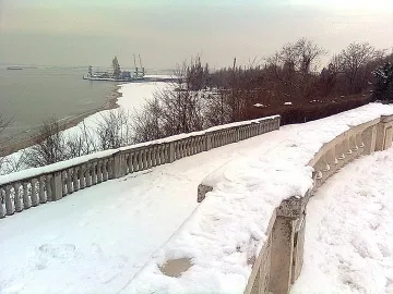 Маски навън и вечерен час в Бургас