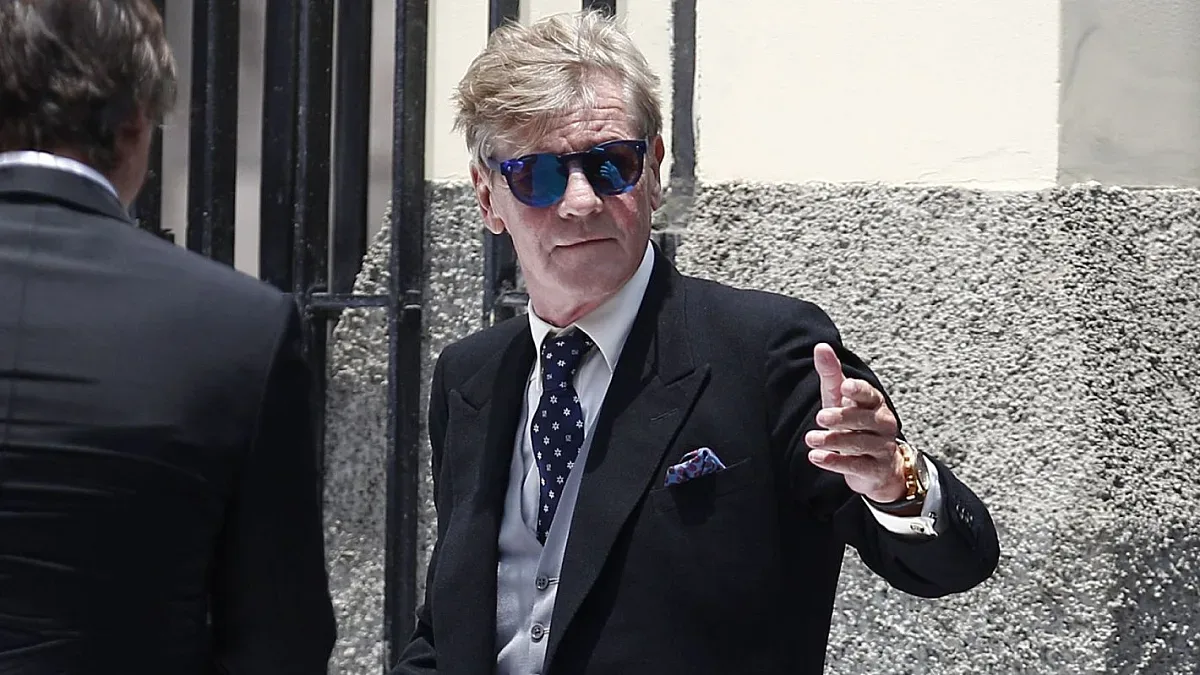 Пиян внук на император плати за магарии със замък