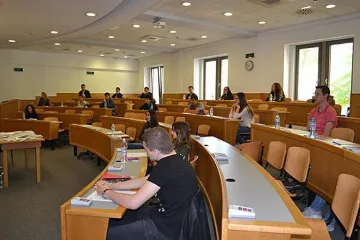 1000 стари преподаватели вън от ВУЗ-овете