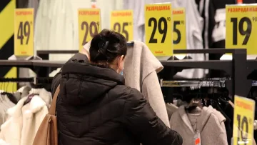 Народът пощуря. Щурмува моловете