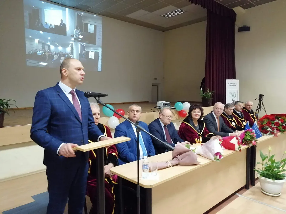 Доц. Николай Цонков каза как младите да остават у нас