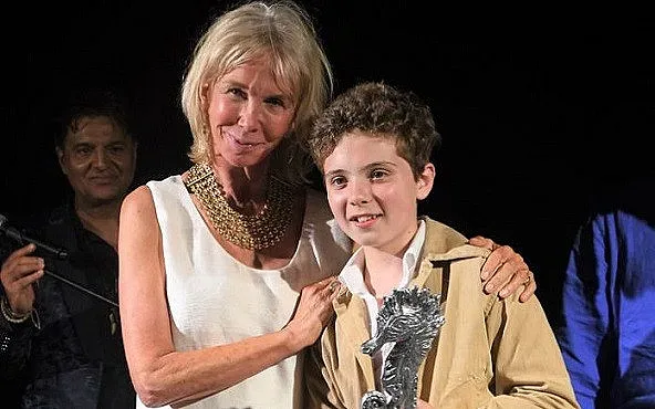 Съпругата на Стинг посреща филмови звезди в Иския