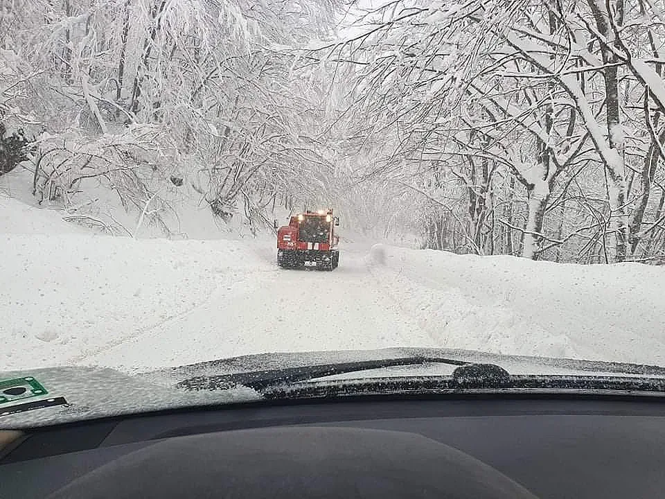 Над 2 метра сняг около пещерата "Леденика"