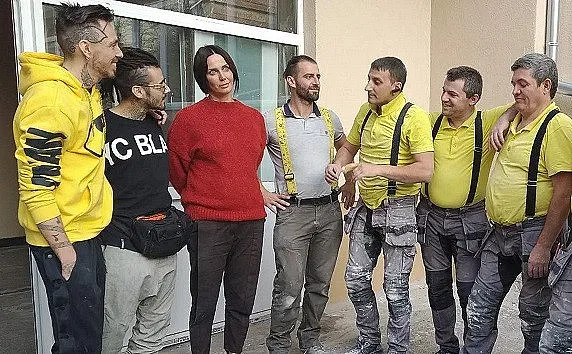 Павел и Венци Венц сглобяват мебели за свой фен