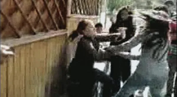 Пълна лудост: Момичета се бият, момчета ги нахъсват