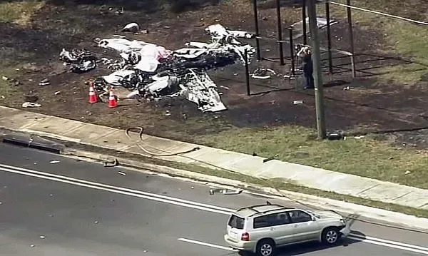 Самолет падна върху движещ се автомобил