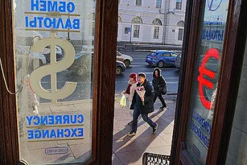 Съветват руснаците да купуват долари