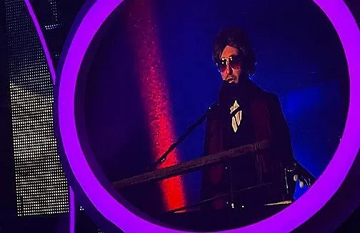 Рафи пее Бочели от балкона си