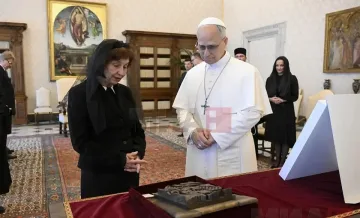 Македонската президентка цъфна при папата
