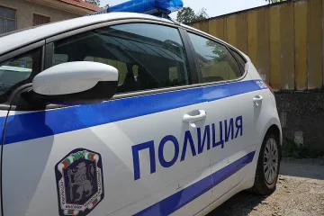 Срам! Жена бие шамари пред децата си