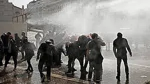 Протестиращи пребиха полицай в Атина