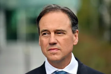 Здравен министър в болница след ваксинация
